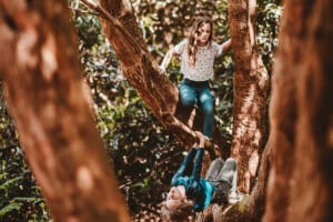 Zwei Kinder klettern auf einen Baum
