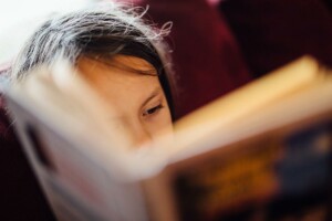 Ein Mädchen liest in einem Buch.