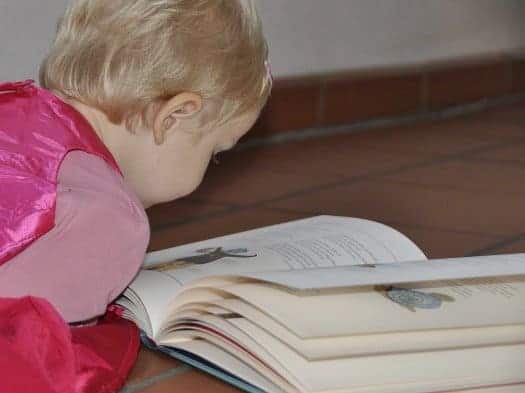 Ein Kind ließt in einem Märchnbuch