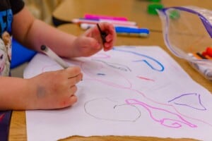 ein Kind malt ein Bild