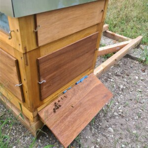 Ein Bienenhaus aus Holz.