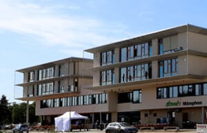 Das Bild zeigt ein großes Gebäude, auf dem steht: element-i Bildungshaus.