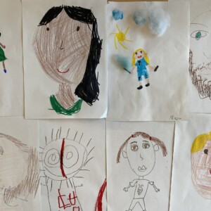 Die im Selbstportrait-Impuls entstandenen Gemälde der Kinder.