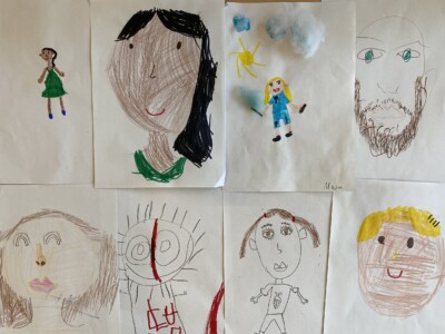 Die im Selbstportrait-Impuls entstandenen Gemälde der Kinder.