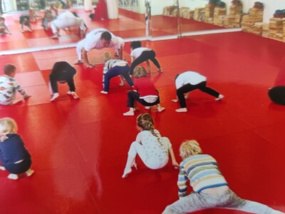 Kinder ahmen nach was der Judolehrer vormacht