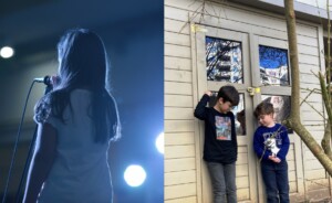Ein Mädchen steht auf der Bühne und daneben sieht man ein Bild mit zwei Jungen vor einer Gartenhütte.