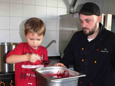 Ein Kind hilft dem Koch