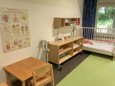 Ein Rollenspielbereich für Kinder gestaltet wie ein Krankenhaus-Zimmer.