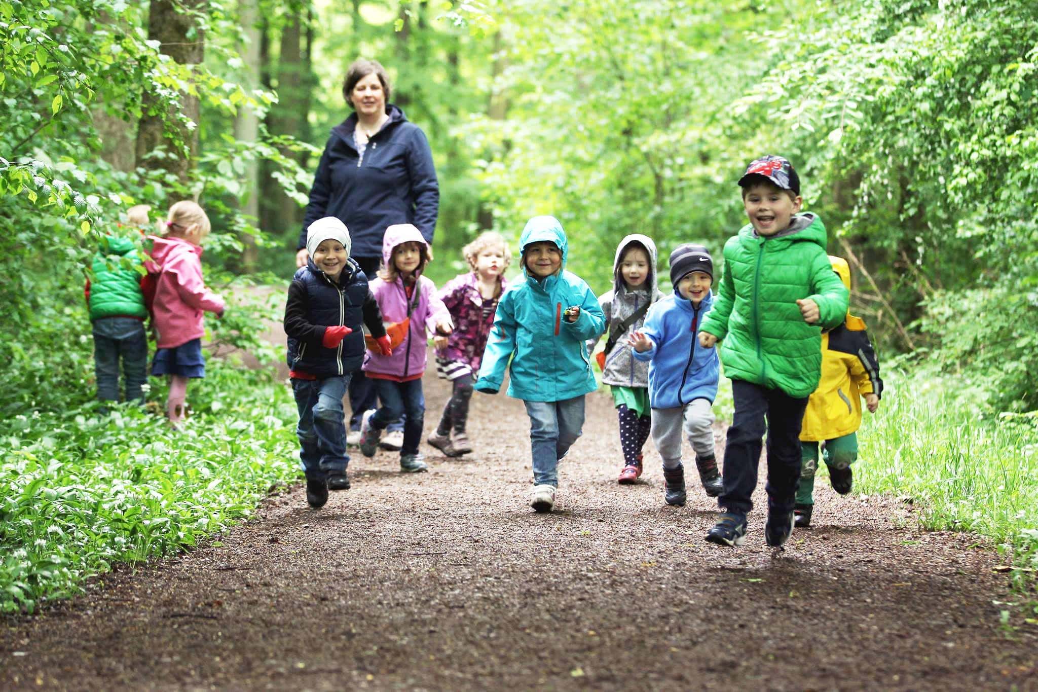 Waldlauf, Jogging, Kipchoge:Ausdaueraktivitäten mit Kita-Kindern
