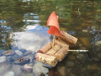 Ein selbstgebautes Boot aus Korken schwimmt auf dem Wasser.