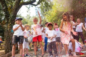 Kinder beim Holifestival im element-i Kinderhaus Steppkes