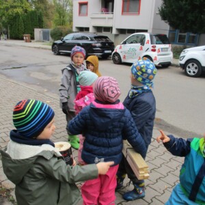 Eine Gruppe von Kindern trägt Holz.