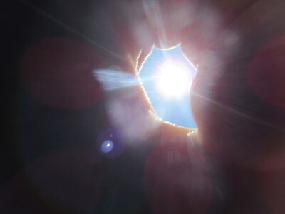 Die Sonne im Fokus durch das „Guckloch“ aus Daumen und Zeigefinger