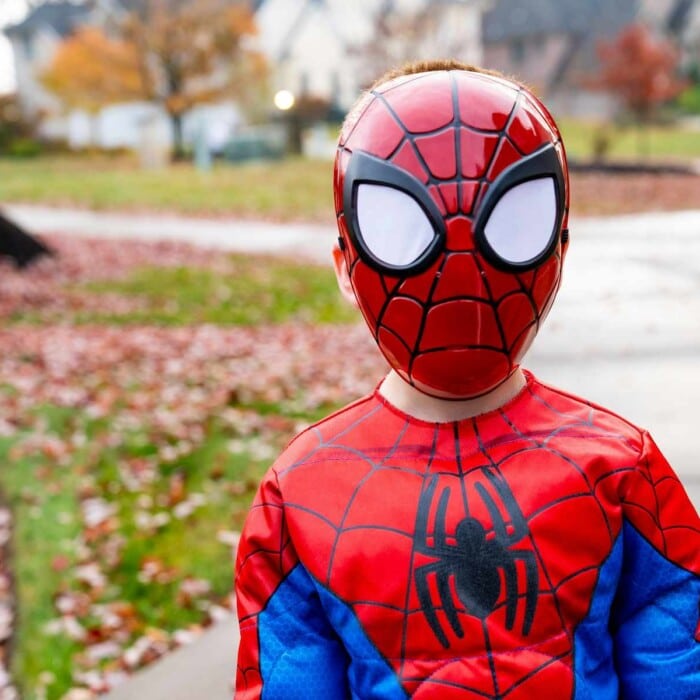 Kind verkleidet als Spiderman